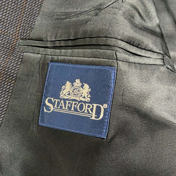 "Sleek & Professional: Stafford Business Blazer โ Excellent Condition - Picture 4 of 5